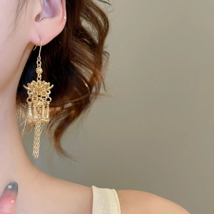 Detailansicht der goldenen Lotus-Quastenohrringe im chinesischen Stil an einem Model