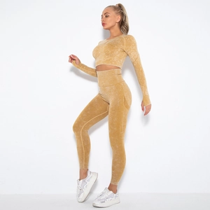 Detailansicht des nahtlosen Yoga-Sets mit Peach-Lift-Effekt in Acid-Wash-Gelb mit Crop-Top