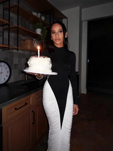 Robe courte moulante avec panneaux contrastés noir et blanc et détails froncés