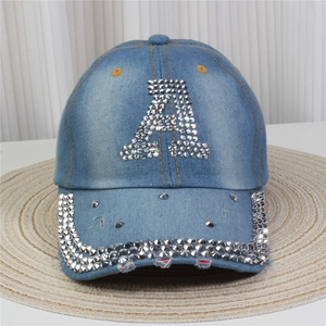 Détail de la casquette de baseball en jean bleu clair avec lettre A en strass brillants