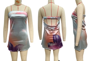 Détail de la robe courte fleurie en satin montrant le dos nu et les bretelles froncées