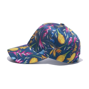 Dettaglio del cappellino blu scuro con stampe tropicali di uccelli del paradiso e farfalle