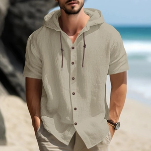 Camisa de manga corta con capucha color caqui claro con cordón y botones