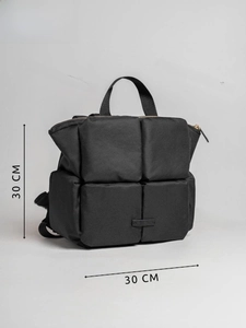 Vue détaillée du sac à dos matelassé noir avec quatre poches et marquage de 30 cm