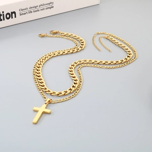 Vue détaillée d'un collier croix tendance en acier inoxydable doré à double couche pour homme.