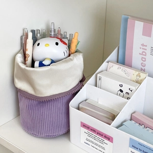 Gros plan sur la trousse en velours côtelé violet montrant texture et rangement