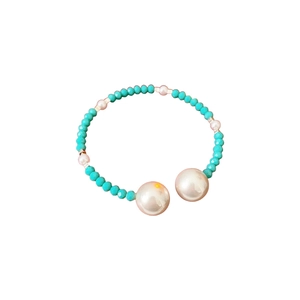 Bracelet vintage français avec perles vert menthe et perles blanches sur fond blanc élégant