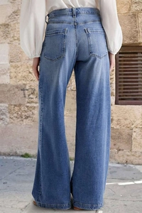 Vue de rue des détails arrière et latéraux d'un jean en denim bleu clair à jambe large