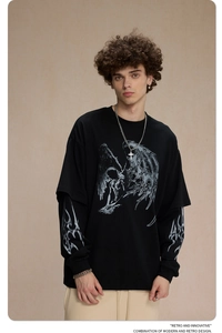 Detail von gotischen Engelsflügeln und Totenkopf-Print auf lockerem schwarzen Lagen-T-Shirt