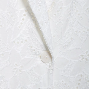 Chic blazer blanc surdimensionné avec broderie de dentelle romantique et détail de bouton