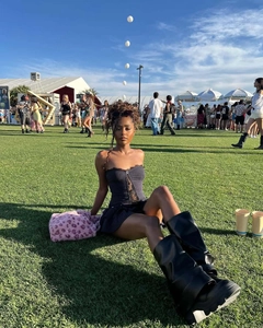 Haut à fines rayures avec dentelle, mini-jupe à volants et bottes à plateforme à Coachella