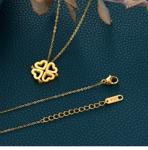 Détail du fermoir mousqueton en or 14K et de la chaîne d'extension sur collier trèfle