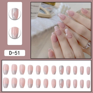 Unghie finte rosa nudo eleganti con glitter argento, linee bianche e piccole perle