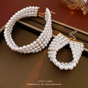 Parure de bijoux vintage en perles à quatre rangs avec collier et bracelet élégants dorés