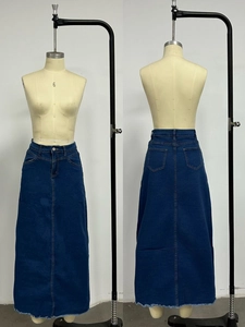 Vorder- und Rückansicht des langen Jeansrocks mit hoher Taille und fransigem Saum
