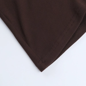 Détail de l'ourlet en maille marron foncé avec coutures renforcées à double aiguille
