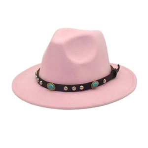 Détail d'un chapeau en feutre rose avec bande en cuir, turquoise et rivets argent