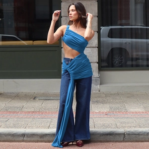 Détail d'un haut bleu vif à épaule dénudée avec découpe et ruban élégant à la taille