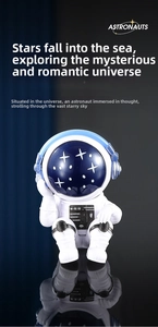 Dettaglio statuetta astronauta in resina bianca con visiera blu e cuffie decorative