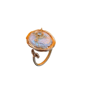 Elegante anello con perla barocca placcato oro con zirconi e design a filo avvolto