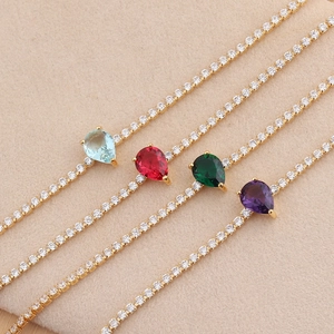 Elegante gouden kettingen met peervormige kristallen in blauw, rood, groen en paars