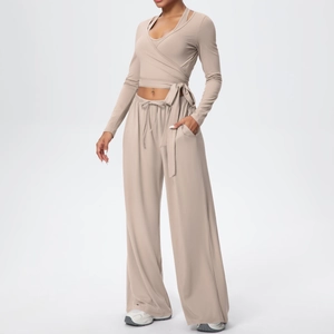 Détail du haut cache-cœur à manches longues et pantalon large à taille haute beige