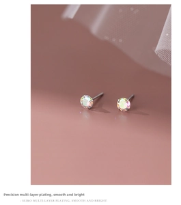 Détail macro de boucles d'oreilles en argent S999 avec oxydes de zirconium à 4 griffes
