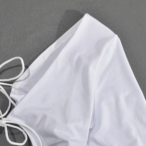 Gros plan sur le tissu en maille blanche avec coutures précises et détails de laçage