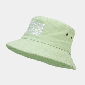 Détail du chapeau bob vert menthe avec broderie blanche et œillets en métal