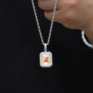 Macro-opname van hiphop hanger met mocha kristal en glinsterende zilveren gedraaide ketting