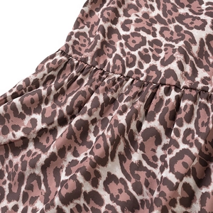 Dettaglio di tessuto con stampa leopardata rosa e marrone con cuciture a pieghe e morbidezza