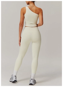Vue détaillée du dos d'un ensemble de yoga avec haut à une épaule et legging à taille haute