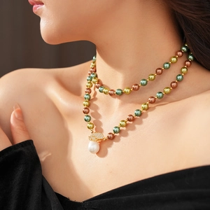 Dettaglio di collana di perle multicolore a doppio strato con ciondolo barocco bianco