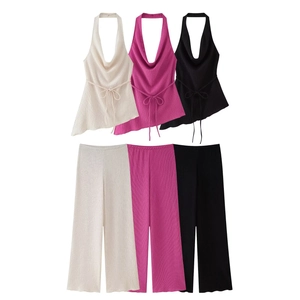 Set donna con top asimmetrico a lupetto e pantaloni larghi a vita alta in tre varianti colore