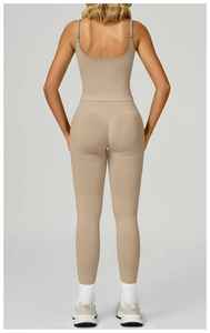 Vue arrière d'un ensemble de yoga beige sans couture avec dos évidé et tissu stretch