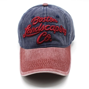 Detail der 3D-Stickerei Boston Landscaping Co. auf gewaschener Denim-Kappe