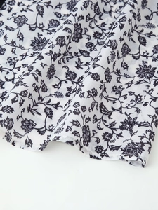 Détail du tissu à imprimé floral vintage avec drapé naturel et texture premium