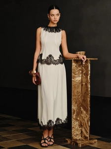 Élégant ensemble robe longue deux pièces sans manches blanc cassé avec bordure en dentelle noire