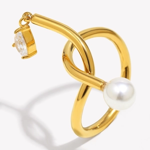 Bague nouée plaquée or 18K avec perle blanche et pampille en zircon sur fond blanc
