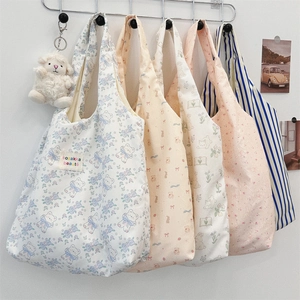 Vue détaillée de cinq sacs cabas en toile avec divers imprimés floraux et à rayures