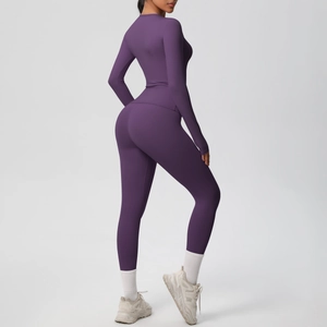 Dettaglio del set yoga viola con vita alta e tessuto elastico che modella la silhouette