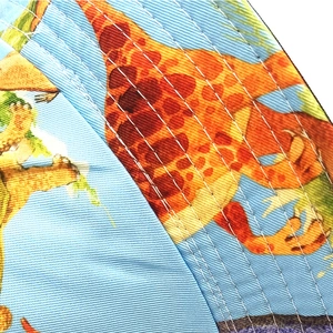 Détail du chapeau bob bébé dinosaure montrant le tissu en sergé bleu et coutures
