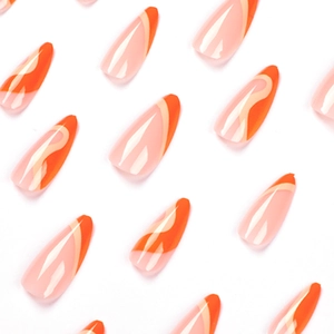 Französische minimalistische Stiletto-Nägel mit orangefarbenem Marmor-Design auf Rosa