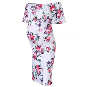 Détail de robe de maternité à épaules dénudées avec volants et imprimé floral rose