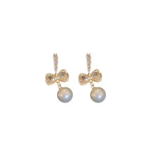 Élégantes boucles d'oreilles nœud en zircon et perle grise avec placage d'or fin