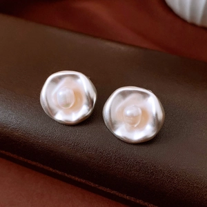 Primer plano de pendientes de perlas redondas irregulares de estilo francés vintage