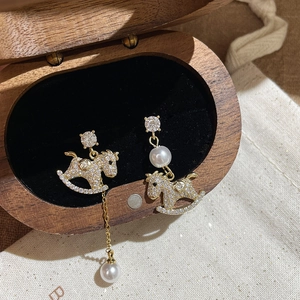 Gold-plated pony earrings with asymmetric pearl tassels and cubic zirconia inlay