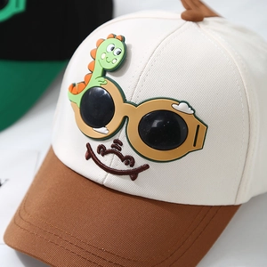 Casquette de baseball enfant avec dinosaure vert 3D portant des lunettes et visière brune
