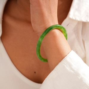 Nahaufnahme eines grünen Marmor-Resin-Armreifs am Handgelenk für einen minimalistischen Look