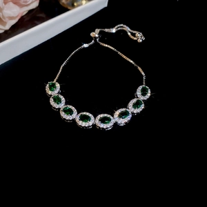 Détails d'un bracelet en argent réglable orné de pierres précieuses ovales vert émeraude